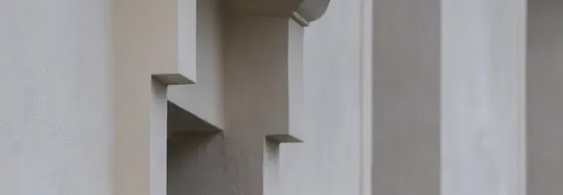 Fasaddetalj i puts och natursten