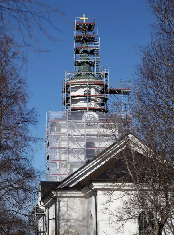 Jämtfasad – ställningsmontage vid kyrkorenovering